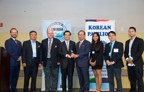 사진: 왼쪽에서 세 번째부터 마크 자페 뉴욕 상공회의소 회장, 박효성 뉴욕총영사, 김선엽 뉴욕 한인 상공회의소 회장