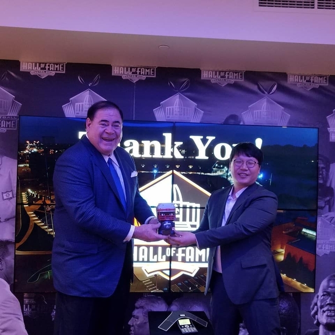 프로미식축구 명예의전당 데이빗 베이커 회장과 스포츠와그룹 우승민 대표