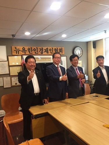 <사진설명: 왼쪽부터 권영현 전회장, 조준홍 전회장, 최성 고양시 시장님,김권수 회장대행>