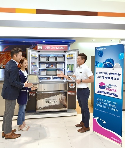 삼성전자 모델들이 28일 논현동 삼성 디지털프라자 강남본점에서 ‘삼성전자와 함께하는 코리아 세일 페스타’를 소개하고 있다 (사진제공: 삼성전자)
