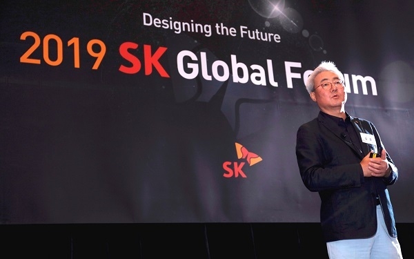 김준 SK이노베이션 사장이 미국 뉴저지주 저지시티에서 개최된 2019 SK 글로벌 포럼에서 사업전략을 발표하고 있다