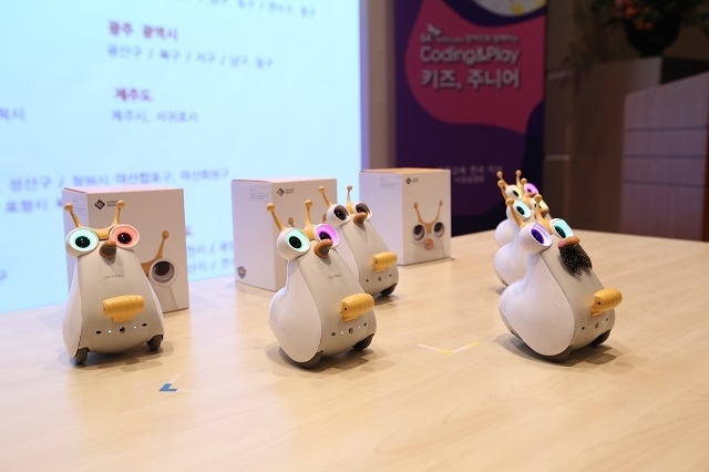 코딩&플레이가 국제유아교육전에 참가하여 SK텔레콤의 스마트로봇 알버트를 활용한 코딩교육 프로그램을 선보인다