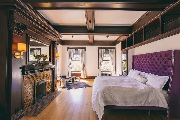 Roam San Francisco Large Bedroom Overlooking Painted Ladies (Credit : Roam, Kristina Bakrevski)