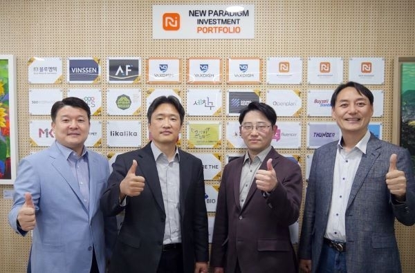 사진: 왼쪽부터 뉴패러다임인베스트먼트 배상승 공동대표, 백스다임 대표 김성재 박사, 백스다임 CTO 김승후 박사, 뉴패러다임인베스트먼트 박제현 공동대표
