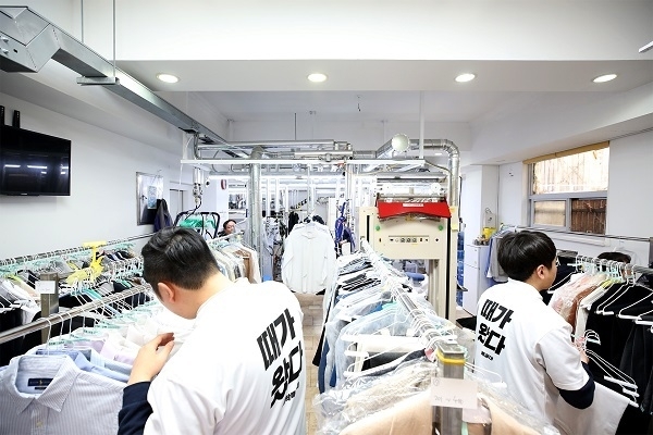 세탁특공대 직영공장에서 직원들이 검수하고 있다.