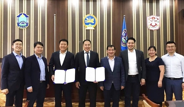 사진: 왼쪽에서 3번째 테라 신현성 대표와 라드나바자르 초이진삼부 날라흐구(區) 의회장