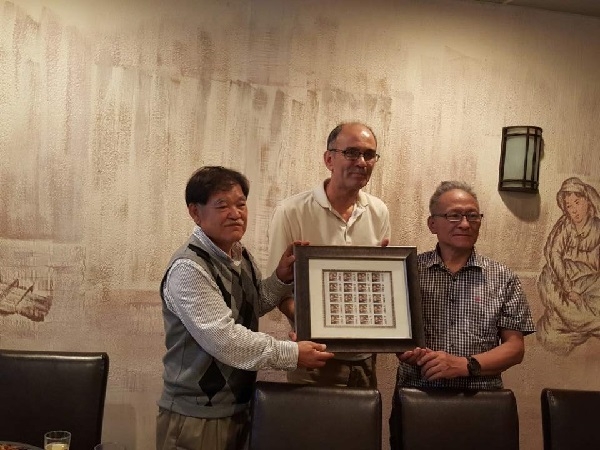 사진: 왼쪽부터 추모 우표를 들고 있는 펜주 뷰티서플라이 협회 오윤근 회장, 고 문재식 중사의 아버지 문영환씨>