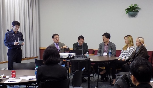 <사진 설명: 양경호 KITEE 부회장이 진행한 패널 토론에서, KITEE 이명종 회장, SBC 미국 사무소 천병우 소장, NJIT 이언수 교수, RKGSA 유다혜 회장, KSEA 럿거스 지부 제니 정 부회장이 "재미 한인들의 스타트업 에코시스템"이란 주제로 참석자들과 함께 토론하고 있다.>
