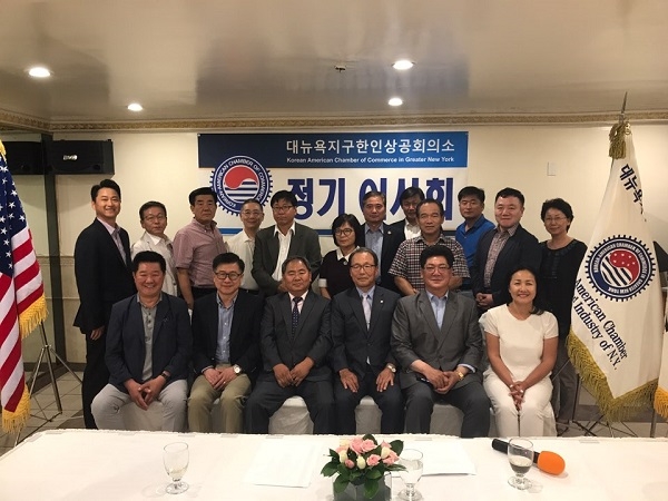 <사진 : 앞줄 왼쪽에서 네번째 김선엽 뉴욕 한인 상공회의소 회장 >