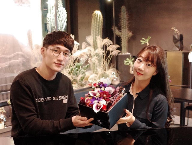 완성된 꽃과 빼빼로 (사진제공: 크레이저커피그룹)