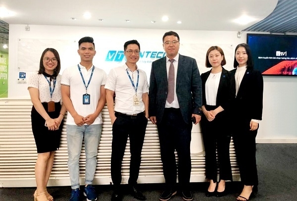 베트남 국영기업 VTC Intecom와 닥터슬라이드 담당자들이 기념촬영을 하고 있다.