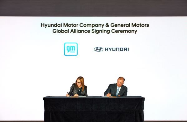 사진: 왼쪽부터 메리 바라(Mary Barra) GM 회장 겸 CEO와 정의선 현대차그룹 회장이 협약서에 서명을 하고 있다