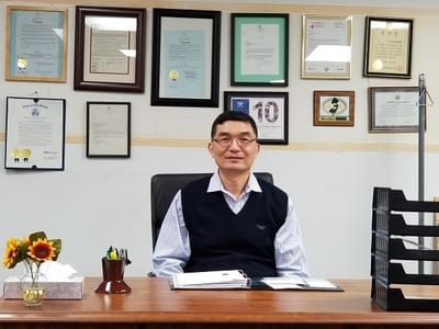 사진: 세탁협회 사무실에서 신영석 회장