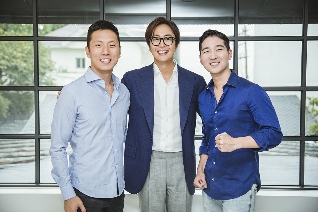 <사진 배용준씨(중앙)가 와홈의 이웅희 공동대표(오른쪽), 한에드워드 공동대표(왼쪽)와 함께 투자 유치를 축하하고 있다>