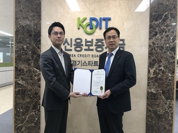 사진: 왼쪽부터, 머니브레인 장세영 대표이사와 신용보증기금 경기스타트업지점 차재성 지점장