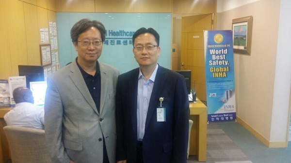 사진 왼쪽 부터 토마스 박 뉴욕 경제신문 대표 , 인하대학교 국제협력부 윤동훈 팀장 >