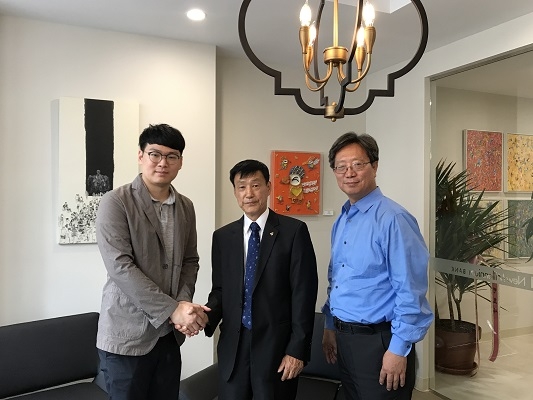 <사진 설명: 왼쪽부터 이노베이션100 황승진 대표, 뉴욕 한인 경제인협회 김권수 회장 직무대행,토마스박 뉴욕 경제신문 대표 >