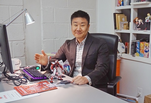 사진: 건담플래닛 사무실에서 손영준 대표