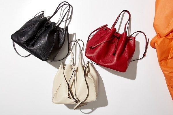 미디엄 버킷 가방(블랙, 뉴트럴, 레드), $245 지방시(Givenchy)가 사용한 공장제품