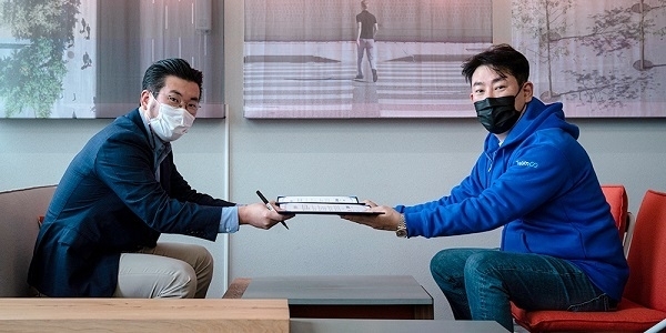 사진: 오른쪽부터 카모아 성장근 부대표, 클룩 이준호 지사장 순