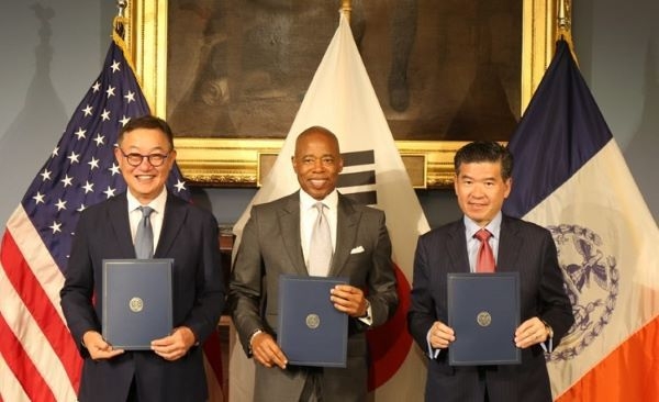 사진 " 왼쪽부터 현신균 LG CNS 대표이사, 에릭 애덤스(Eric Adams) 뉴욕시장, 제임스 김 암참 회장 겸 대표이사
