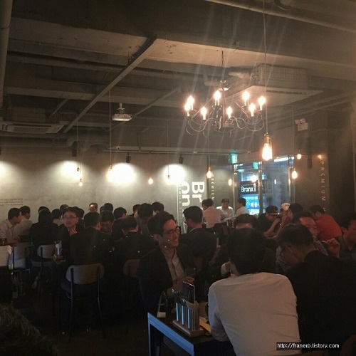 수제맥주전문점 브롱스와 프랜차이즈ERP연구소가 수제맥주 안주류 서비스, 가격등 고객만족도를 조사한 2016년 고객만족 실태 조사 결과를 발표했다 사진은 최고 서비스 매우만족 매장 동여의도점