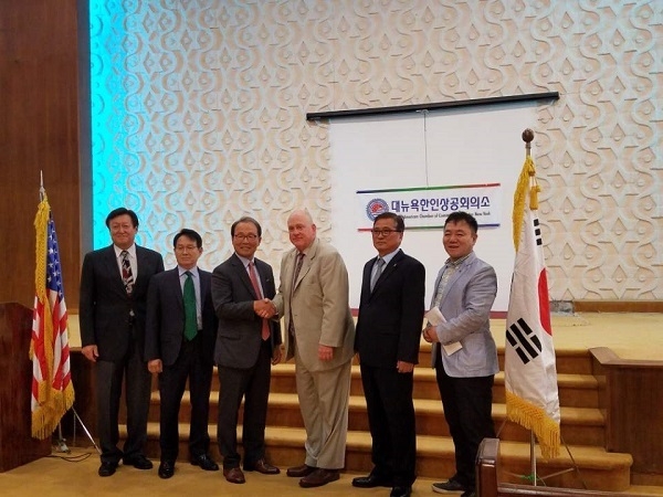 사진: 왼쪽에서 세 번째 김선엽 회장, 그 옆으로 뉴욕 상공회의소 마크 자페 회장
