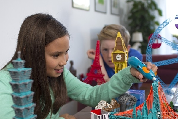세계 최초 어린이용 3D프린팅펜 3Doodler Start는 인체에 무해한 에코두들스틱을 압출하여 어린이들도 쉽고 안전하게 입체형상을 만들 수 있다 (사진제공: 에일리언테크놀로지아시아)