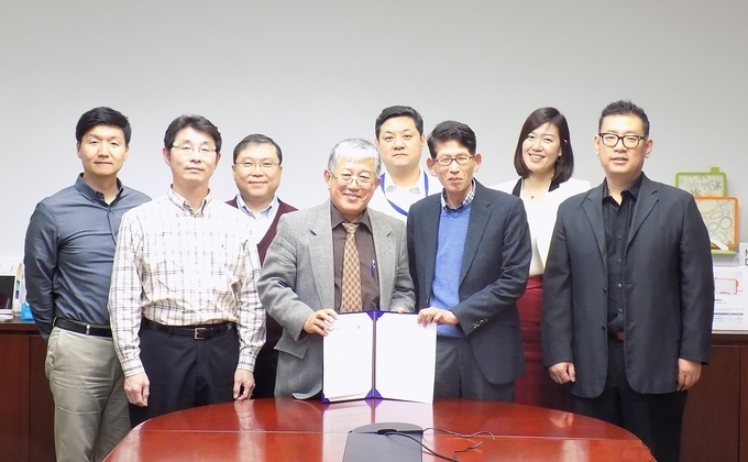 <사진 설명: KITEE 석동성 이사장, 양경호 부회장, SBC 미국 사무소 천병우 소장 등이 양해 각서를 서명한 후 기념 촬영을 하고 있다.>