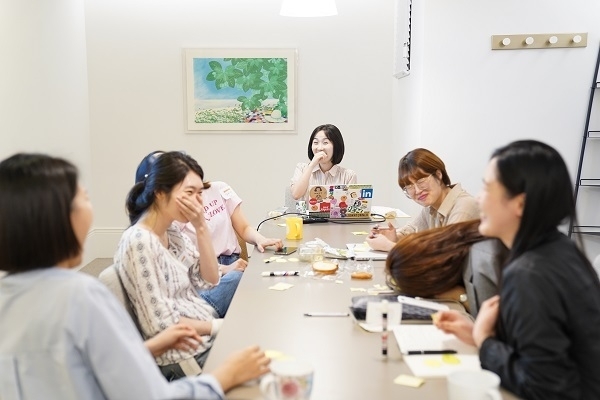 사진: 서울 역삼동 헤이조이스 선릉아지트에서 모임을 진행 중인 멤버들