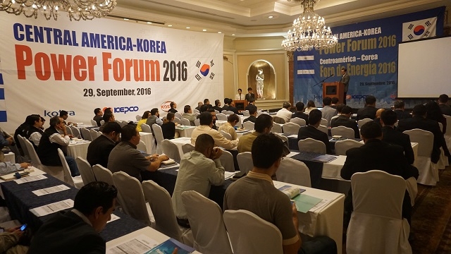 Central America-Korea Power Forum 2016에서 과테말라 루이스 창 나바로 에너지광물부 장관이 발표하고 있다 (사진제공: 한국전력)