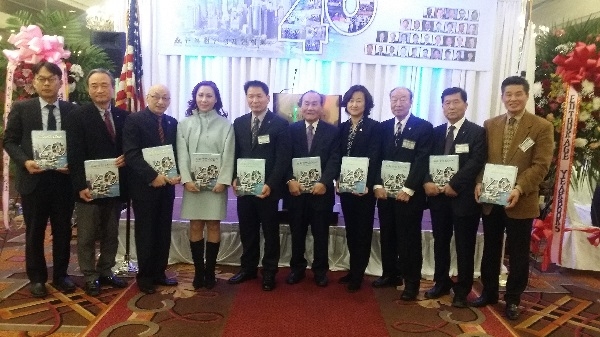 <사진 : 왼쪽에서 5번째 허순범 회장 >