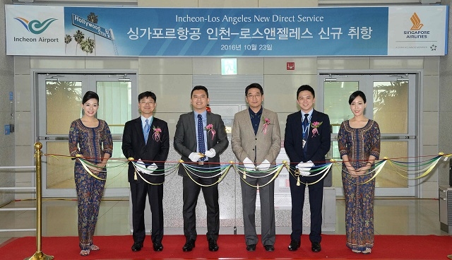 정재현 싱가포르항공 영업총괄이사, 시아 치 첸 (Seah Chee Chian) 싱가포르항공 한국 지사장, 이승열 인천국제공항공사 항공사마케팅팀장, 앤드류 링 (Andrew Ling) 싱가포르항공 공항소장 (왼쪽에서 순서대로 2~5번째) 등 관계자들이 기념사진을 촬영하고 있다 (사진제공: 싱가포르항공)