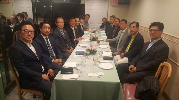 사진: 왼쪽 세번째 김선엽 회장