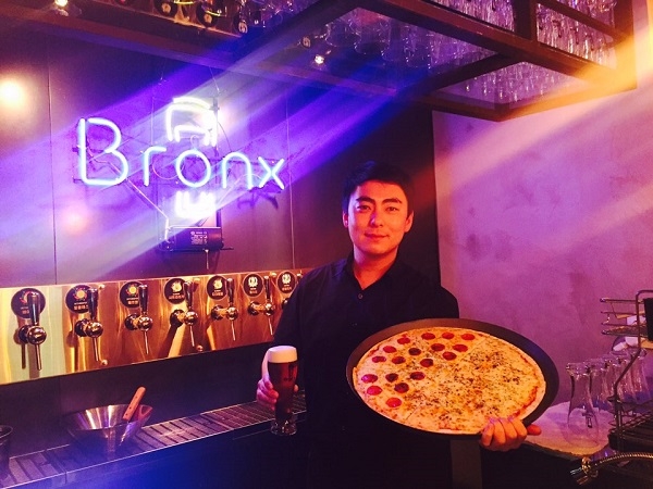 반반피자와 수제맥주 들고 있는 브롱스 건대 점주