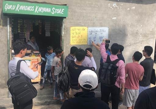사진: 인도 방문 중 밸런스히어로의 리셀러가 판매하고 있는 대출상품 홍보 포스터 앞에서 설명을 듣고 있는 IMM인베스트먼트, NH투자증권 등 한국 투자자들