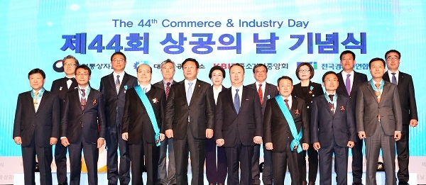 제44회 상공의 날 기념식에서 김원 삼양홀딩스 부회장과 변종문 지엠비코리아 대표이사가 최고 영예인 금탑산업훈장을 수상했다(사진제공: 대한상공회의소)