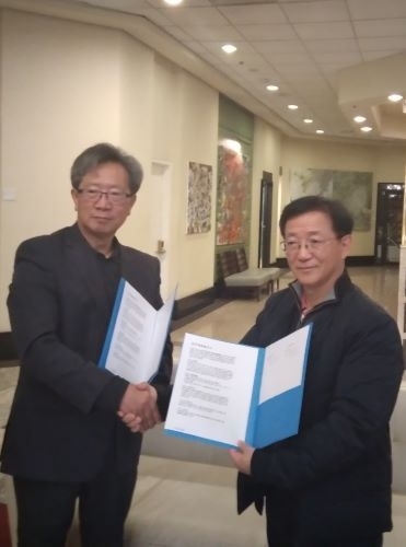 사진: 왼쪽 부터 토마스 박 이스트 오라이온 대표, 이동일 미주 한인 세탁 총 연합회 회장