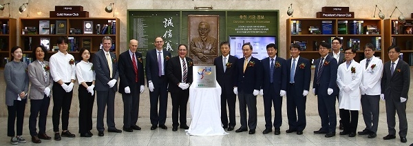 건국대 의학전문대학원 의생명과학연구원에서 열린 현판식