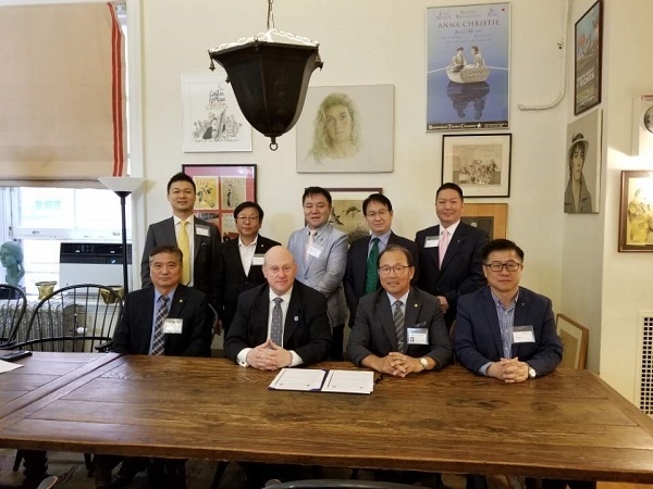 사진 앞줄 왼쪽부터 류제봉 행사준비위원장, 마크 제프 회장, 김선엽 회장, 황창엽 수석부회장