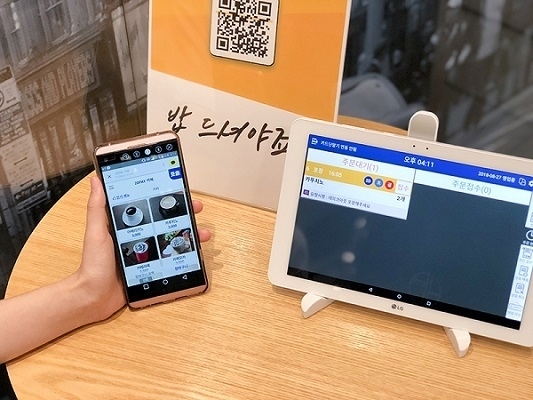 고객의 스마트폰과 매장의 태블릿PC로 투디헬퍼 간편결제, 스마트오더 구현
