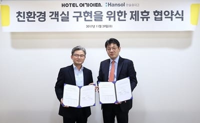 <사진 : 왼쪽 한솔홈데코 소재사업본부장 김경록 상무, 오른쪽 HOTEL여기어때 서무정 부대표>