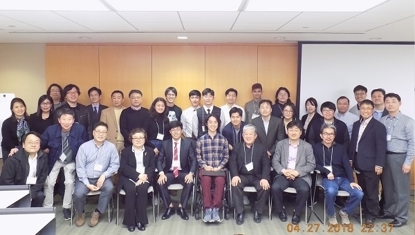 사진: 2018 KITEE / KSEA NRC 아이디어 피치 컴피티션 결과 발표 후, 발표자들과 참석자들이 기념촬영을 하고 있다.
