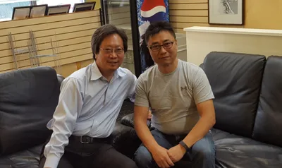 사진: 뉴욕 경제신문 토마스 박 대표 (왼편) 뉴욕 한인식품협회 박광민회장 (오른편)