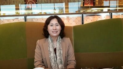 < 매장에서 인터뷰중 웃고있는 OZ 코스텍 김영순 대표 >