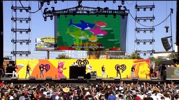 사진: 미국 2018 iHeartRadio Festival에서 공연 중인 핑크퐁