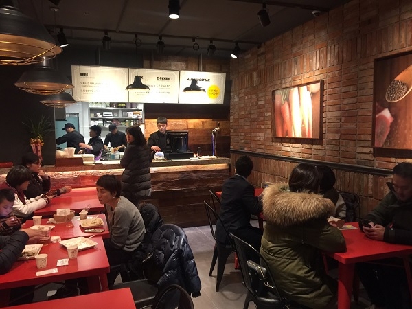 테이크아웃 스테이크 전문점 삐사감 러브스테이크 서현점이 28일 매장을 오픈했다