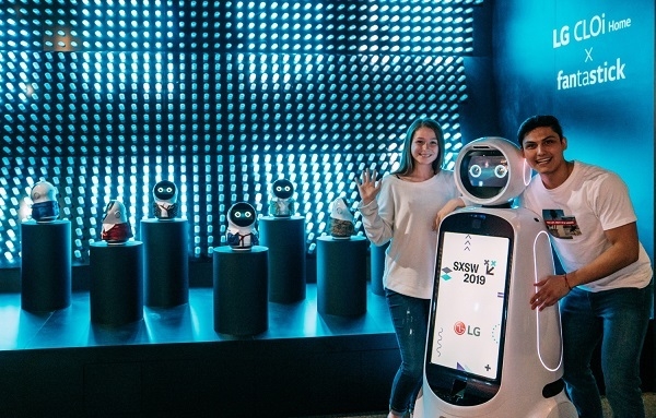 사진: 음악에 맞춰 춤추고 있는 LG 클로이 홈