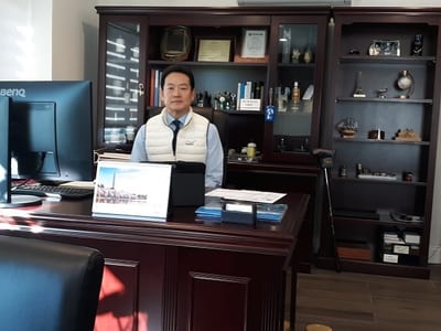 사진: 푸른투어 사무실에서 문조 대표