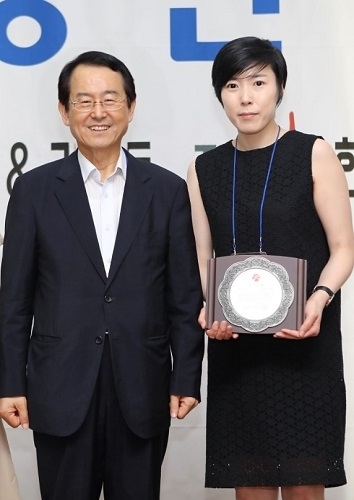 김종식 광주광역시 경제부시장과 윤장현 광주광역시장 표창 수상자 아이디어플랫폼 방주희 대표